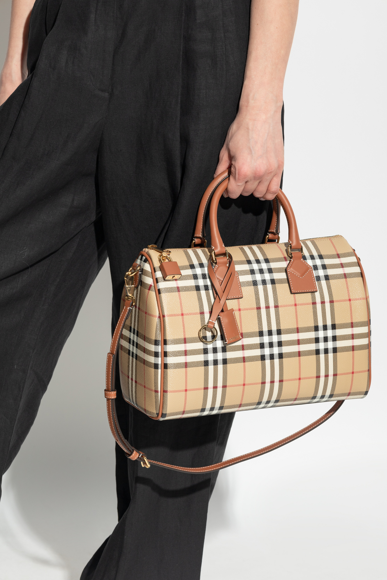ショルダーバッグ・ポシェット BURBERRY Woman Shoulder bag Beige 8075852 LFBTQ Burberry Outlet: Shoulder bag woman - Cream | Burberry
